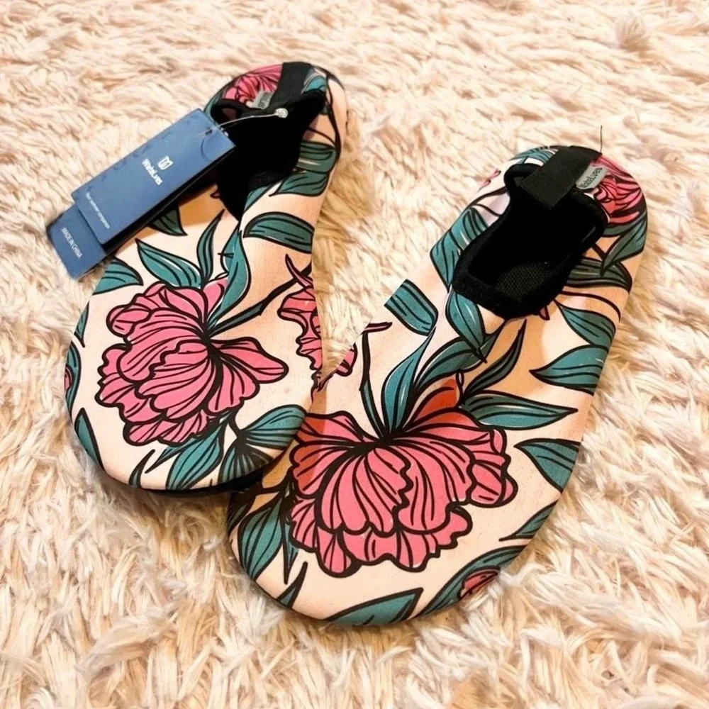 Watelves Water Socks Lightweight Grippy Beachy Waterpark Shoes‎ Woman's 7/8